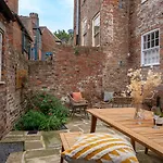 5 Precentors Court